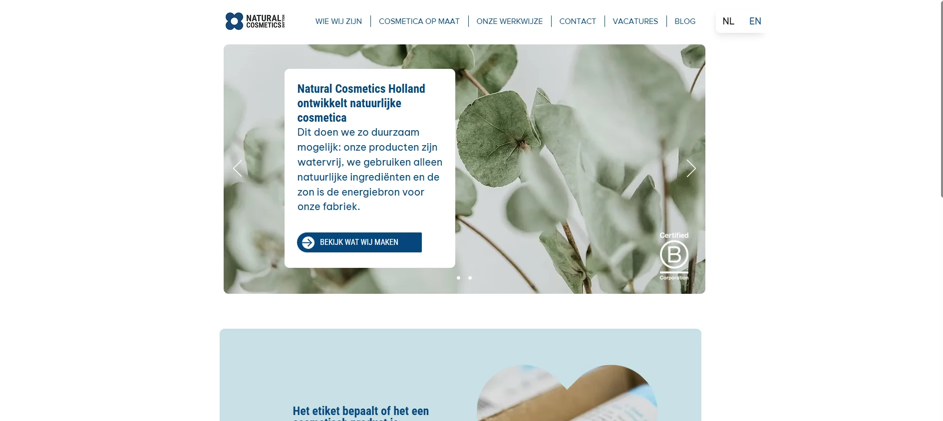 Captura de tela da página inicial do site da Natural Cosmetics Holland, apresentando mensagens sobre cosméticos naturais e sustentáveis com um fundo de folhagem.